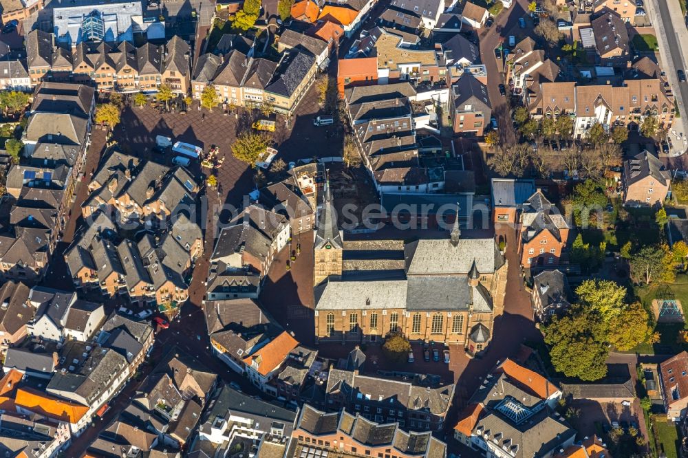 Straelen from above - Church building in St. Peter and Paul on Kirchplatz Old Town- center of downtown in Straelen in the state North Rhine-Westphalia, Germany