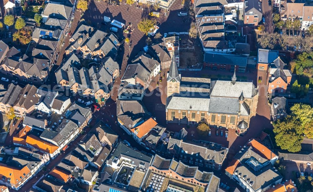 Straelen from the bird's eye view: Church building in St. Peter and Paul on Kirchplatz Old Town- center of downtown in Straelen in the state North Rhine-Westphalia, Germany