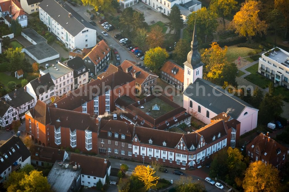 Aerial photograph Essen - Church building of Saint Peter and home for the elderly of Saint Josef in the autumnal Kettwig part of Essen in the state of North Rhine-Westphalia