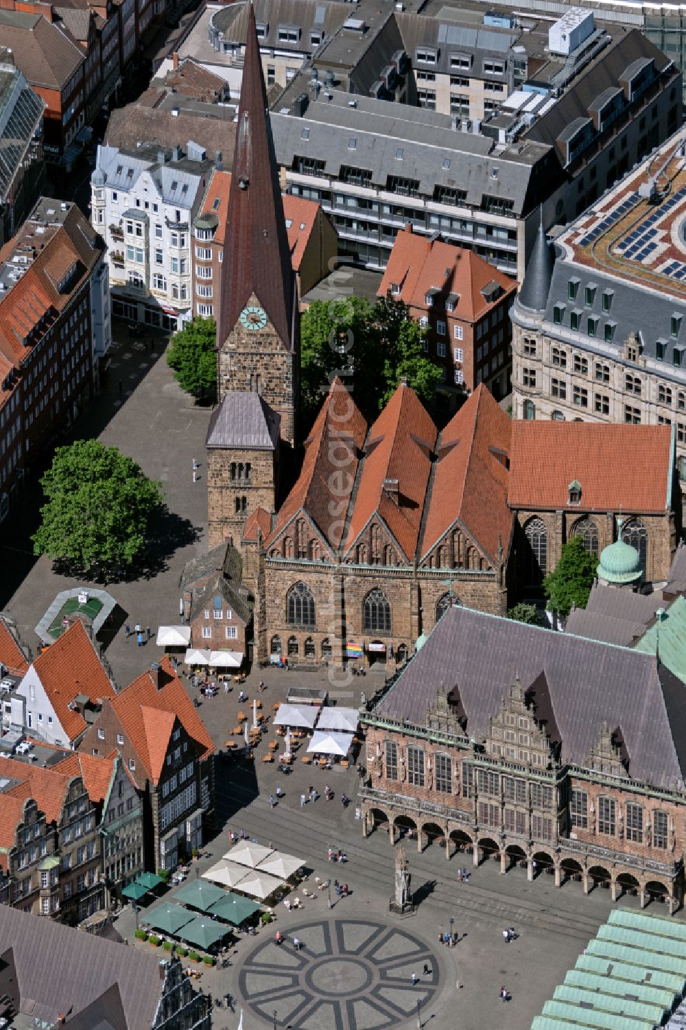 Aerial image Bremen - Church building of the cathedral of Bremen and city hall on the market square in the historic city centre of Bremen in Germany