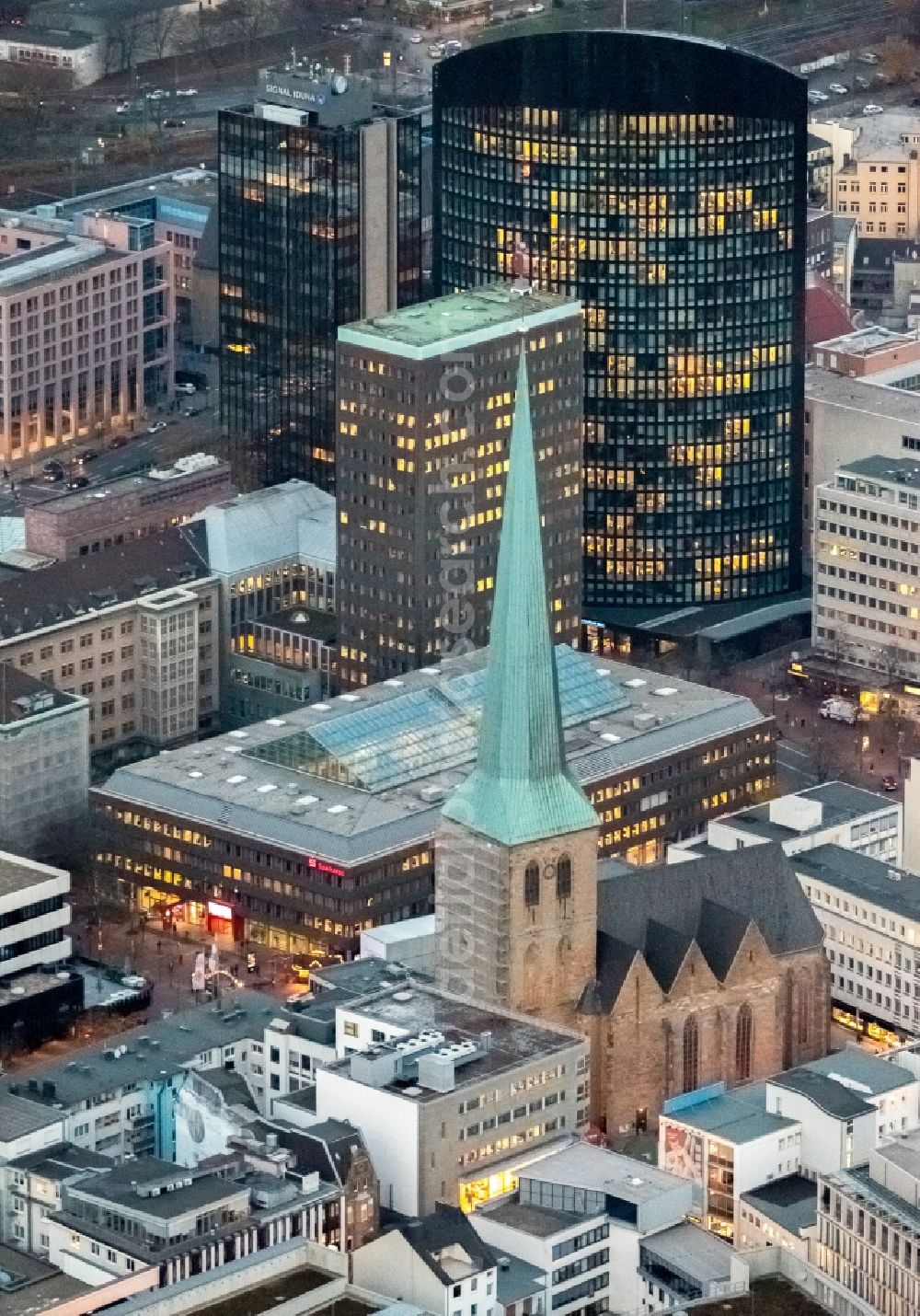 Aerial photograph Dortmund - Church building St.-Petri-Kirche on Petrikirchhof in the district Innenstadt-West in Dortmund in the state North Rhine-Westphalia