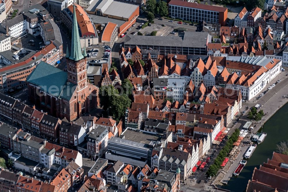 Aerial photograph Lübeck - Church building in St. Petri Kirche Old Town- center of downtown in Luebeck in the state Schleswig-Holstein, Germany