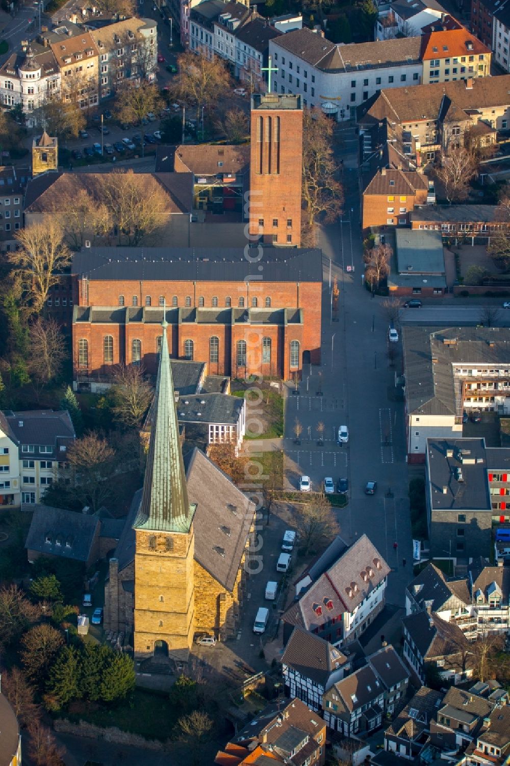 Aerial image Mülheim an der Ruhr - Church building of the church of Petri Church and St. Mariae Geburt in Muelheim on the Ruhr in the state of North Rhine-Westphalia. The historic Petri Church is located in the foreground