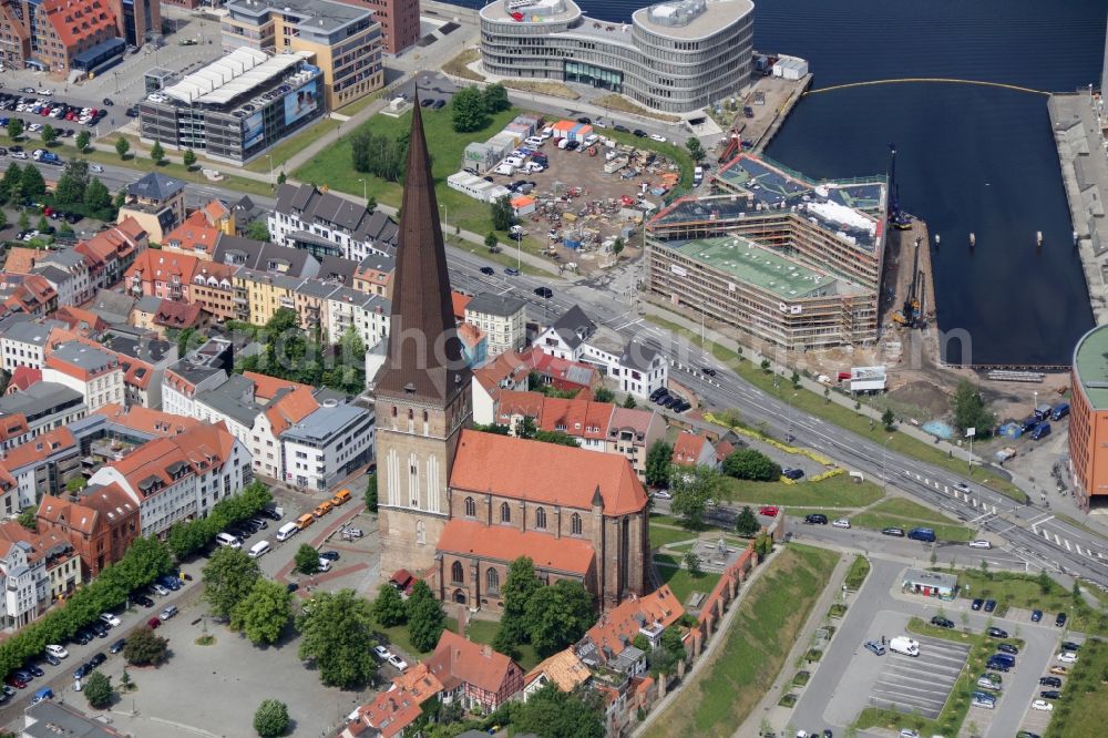 Rostock from the bird's eye view: Church building Petrikirche in Rostock in the state Mecklenburg - Western Pomerania, Germany