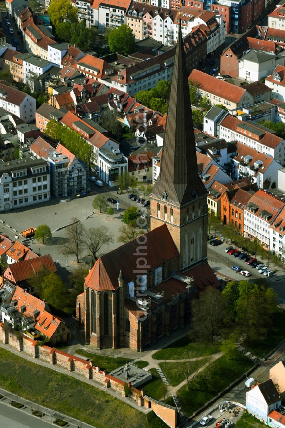 Rostock from the bird's eye view: Church building Petrikirche in Rostock in the state Mecklenburg - Western Pomerania, Germany