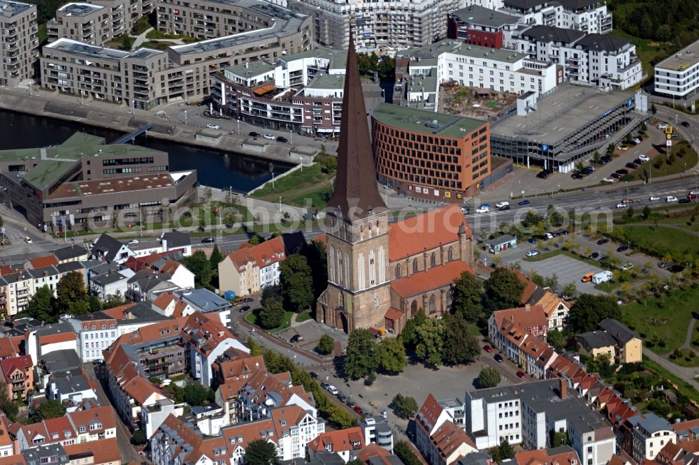 Aerial image Rostock - Church building Petrikirche in of Strasse Alter Markt in the district Mitte in Rostock in the state Mecklenburg - Western Pomerania, Germany