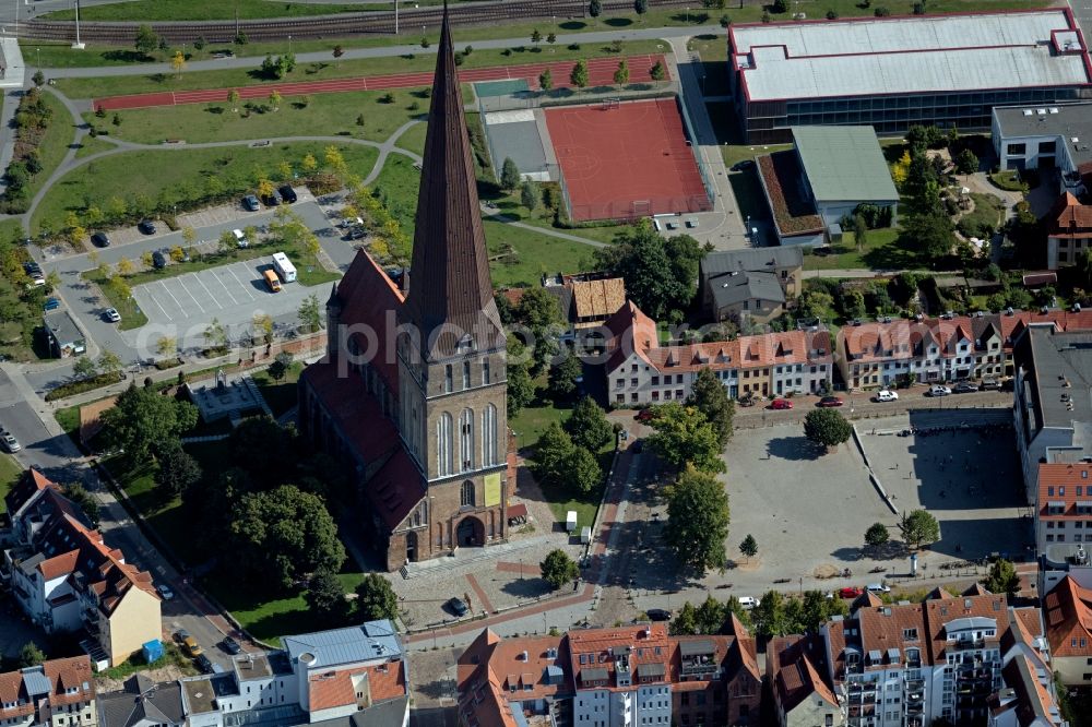 Aerial photograph Rostock - Church building Petrikirche in of Strasse Alter Markt in the district Mitte in Rostock in the state Mecklenburg - Western Pomerania, Germany