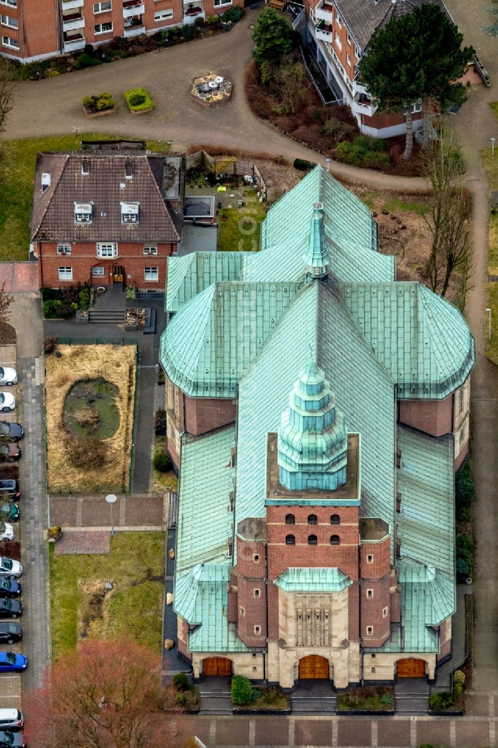 Bottrop from the bird's eye view: Church building Pfarr- and Gemeindekirche St. Joseph Batenbrock in the district Batenbrock in Bottrop in the state North Rhine-Westphalia, Germany