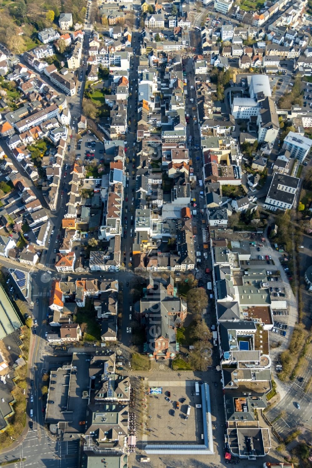 Aerial photograph Arnsberg - Church building in Pfarrkirche St. Johannes-Baptist Old Town- center of downtown in the district Neheim in Arnsberg in the state North Rhine-Westphalia, Germany