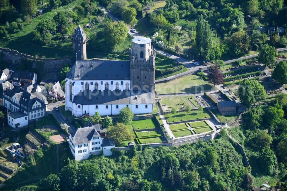 Oberwesel from the bird's eye view: Church building Pfarrkirche St. Martin on Martinsberg in Oberwesel in the state Rhineland-Palatinate, Germany