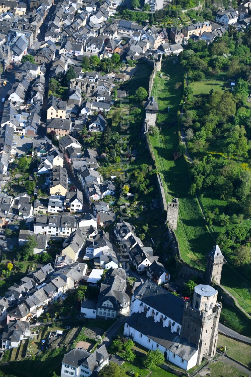 Aerial photograph Oberwesel - Church building Pfarrkirche St. Martin on Martinsberg in Oberwesel in the state Rhineland-Palatinate, Germany