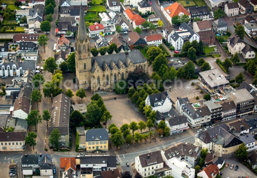 Warstein from the bird's eye view: Church building Pfarrkirche St. Pankratius in the inner-city of Warstein in the state North Rhine-Westphalia