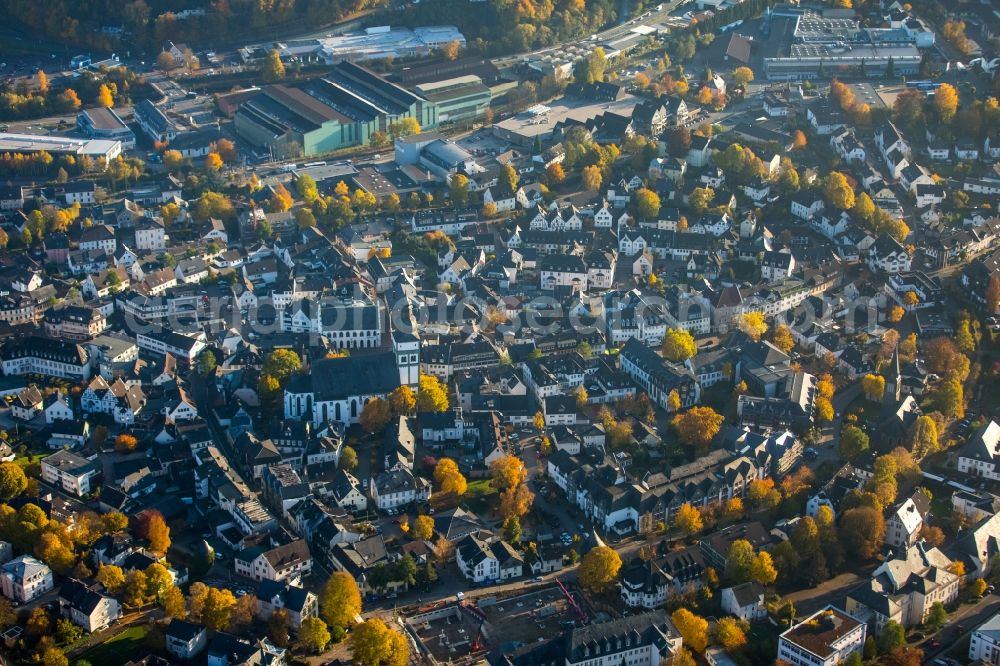 Attendorn from the bird's eye view: Church building in Pfarrkirche Sankt Johannes Baptist Old Town- center of downtown in Attendorn in the state North Rhine-Westphalia