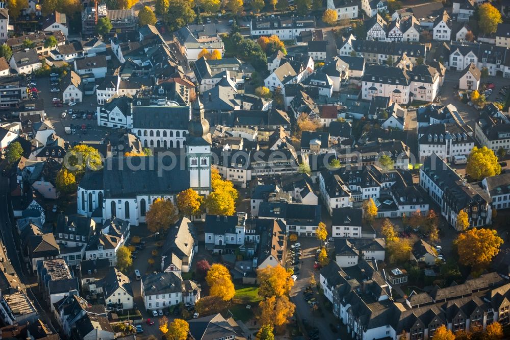 Aerial photograph Attendorn - Church building in Pfarrkirche Sankt Johannes Baptist Old Town- center of downtown in Attendorn in the state North Rhine-Westphalia