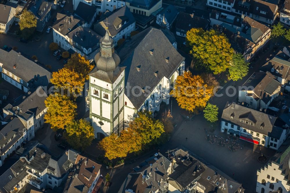 Attendorn from the bird's eye view: Church building Pfarrkirche Sankt Johannes Baptist in Attendorn in the state North Rhine-Westphalia