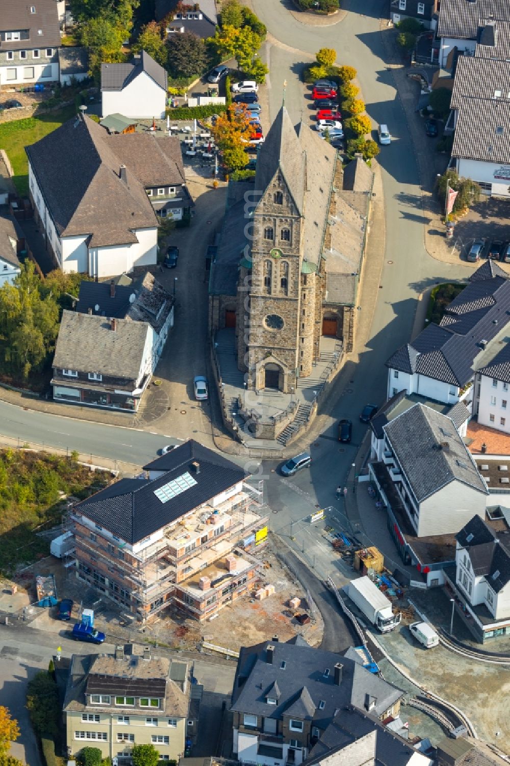 Aerial photograph Olsberg - Church building of the parish church Sankt Nikolaus in the old town centre of the city centre in Olsberg in the federal state North Rhine-Westphalia, Germany