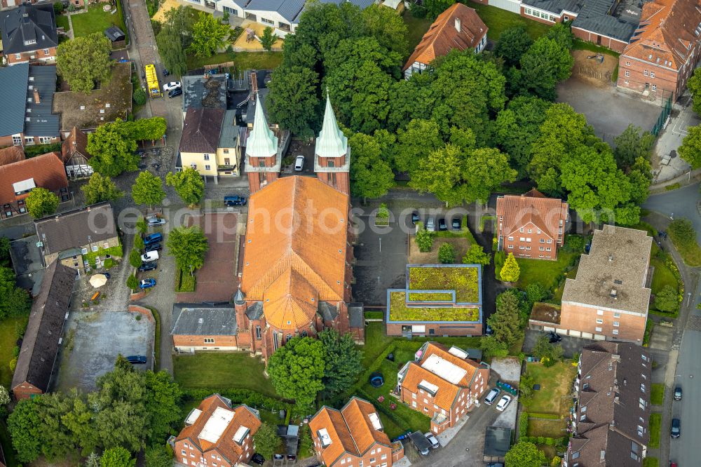 Aerial image Heessen - Church building Pfarrkirche St. Stephanus on street Heessener Dorfstrasse in Heessen at Ruhrgebiet in the state North Rhine-Westphalia, Germany