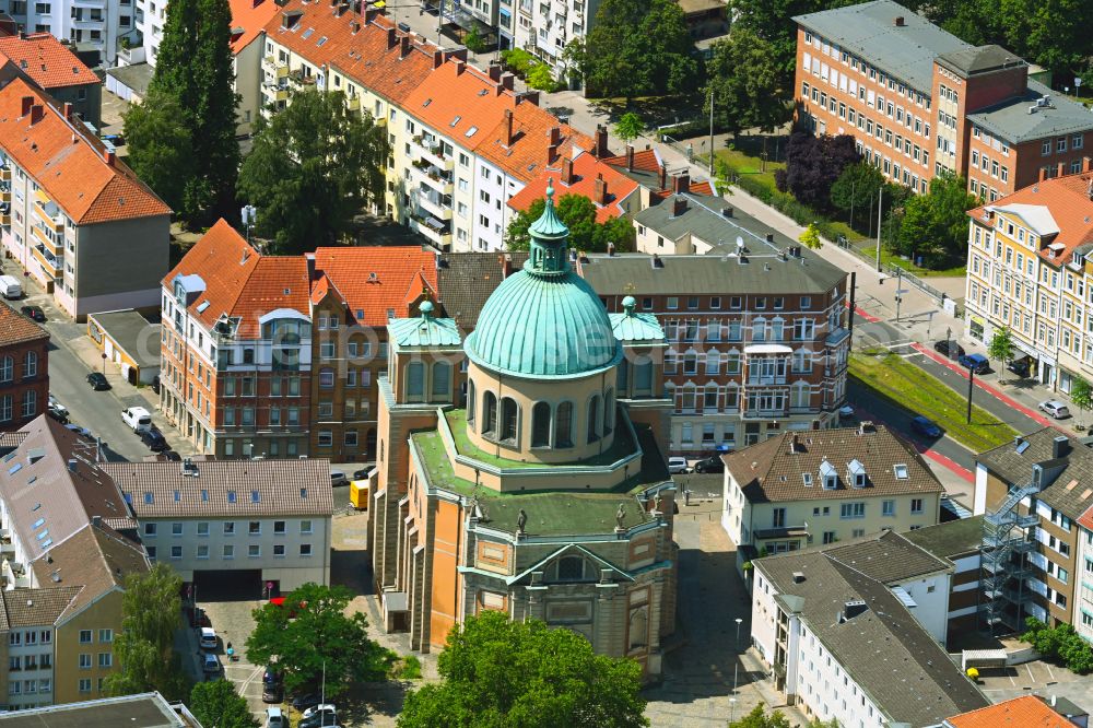 Hannover from above - Church building of the cathedral of Propsteikirche Basilika St. Clemens on street Goethestrasse in the district Calenberger Neustadt in Hannover in the state Lower Saxony, Germany