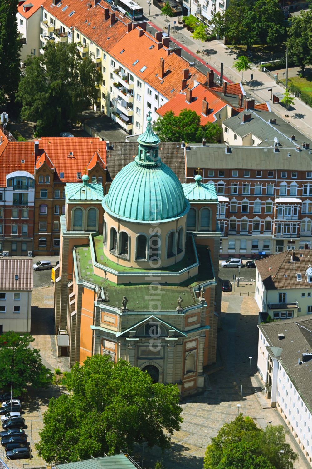 Hannover from the bird's eye view: Church building of the cathedral of Propsteikirche Basilika St. Clemens on street Goethestrasse in the district Calenberger Neustadt in Hannover in the state Lower Saxony, Germany