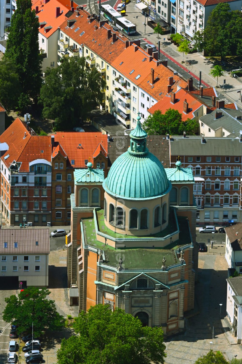 Aerial image Hannover - Church building of the cathedral of Propsteikirche Basilika St. Clemens on street Goethestrasse in the district Calenberger Neustadt in Hannover in the state Lower Saxony, Germany