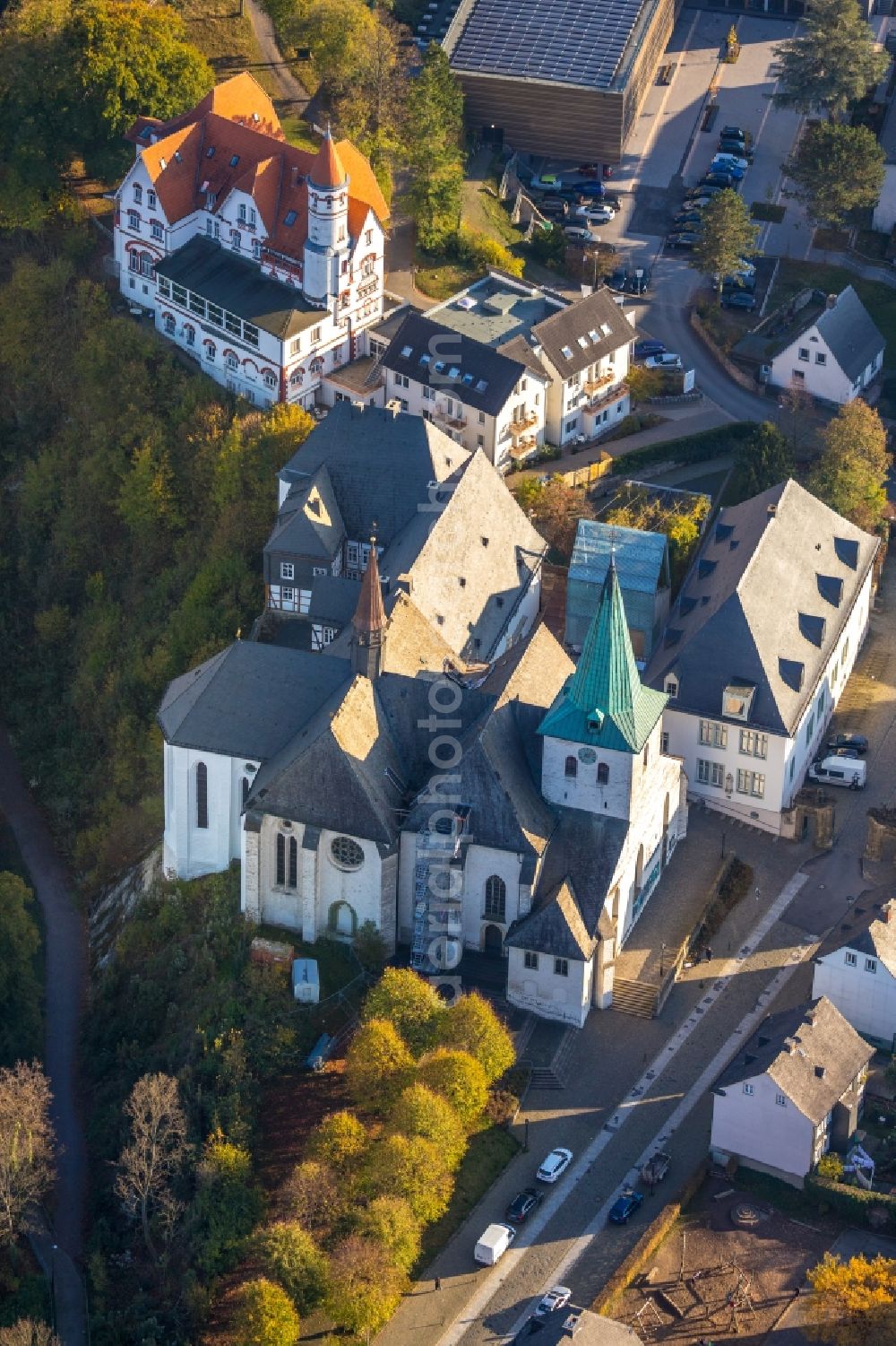 Arnsberg from the bird's eye view: Church building of Propsteikirche St. Laurentius at the monastery Wedinghausen in Arnsberg in the state of North Rhine-Westphalia, Germany