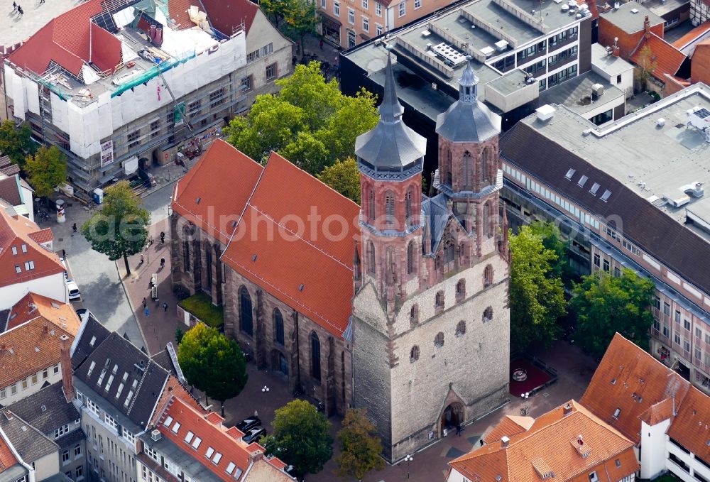 Göttingen from the bird's eye view: Church building Rats- and Marktkirche St. Johannis in Goettingen in the state Lower Saxony, Germany