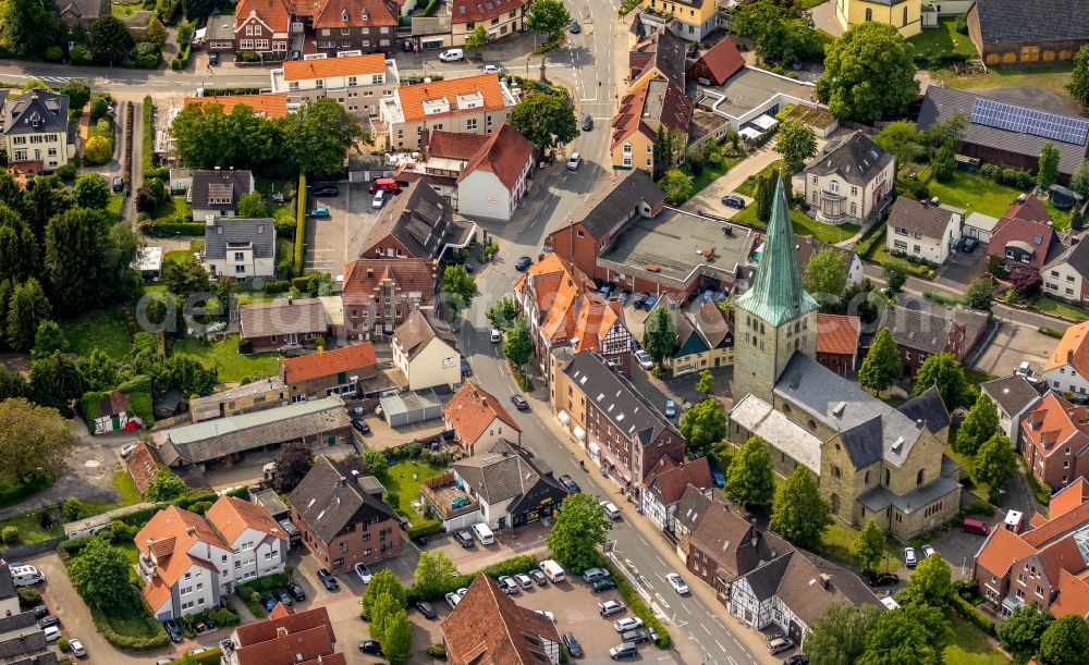 Aerial photograph Rhynern - Church building St. Regina on Sankt-Reginen-Platz in Rhynern in the state North Rhine-Westphalia, Germany