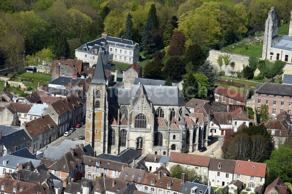 Clermont from the bird's eye view: Church building in on Rue de la Republique Old Town- center of downtown in Clermont in Nord-Pas-de-Calais Picardy, France