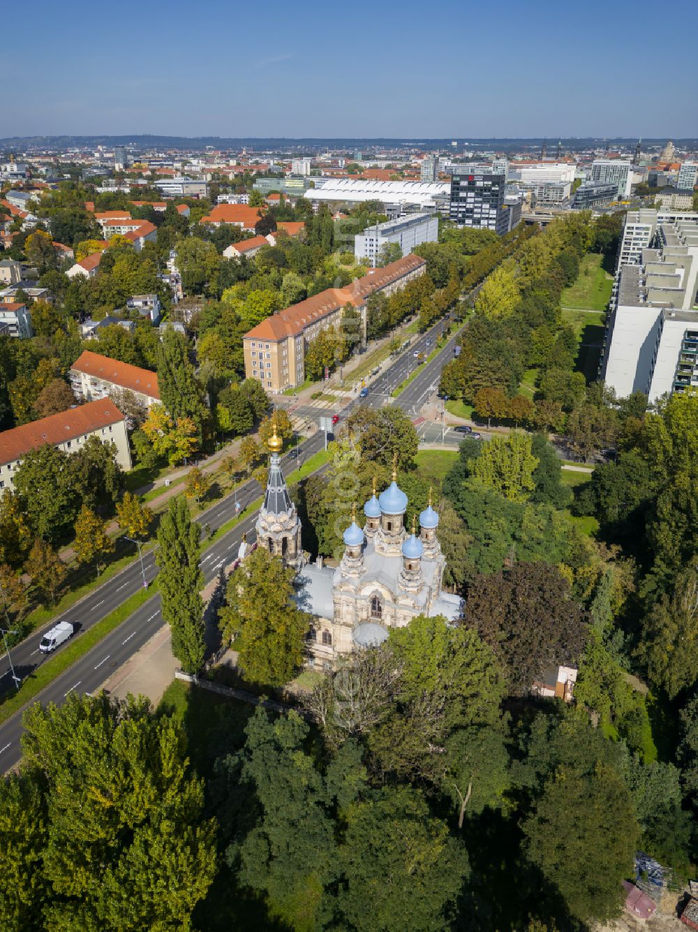 Aerial image Dresden - Church building Russisch-Orthodoxe Kirche on street B170 in the district Suedvorstadt in Dresden in the state Saxony, Germany