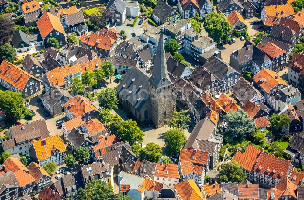 Hattingen from the bird's eye view: Church building of the Evangelical Church of Saint George in the historic Old Town- center of downtown in Hattingen in North Rhine-Westphalia