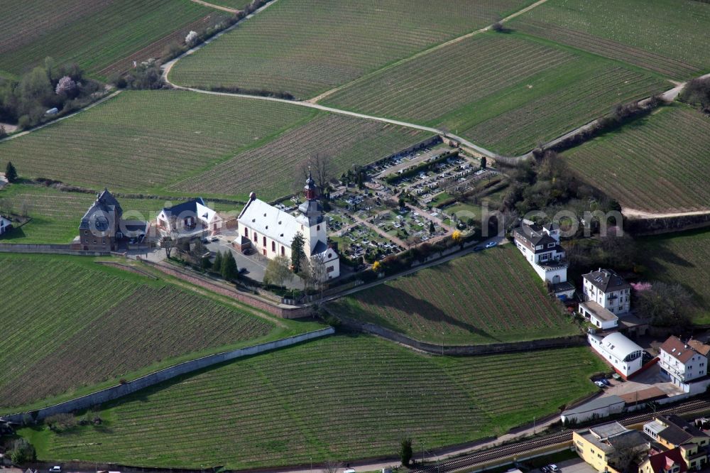 Nierstein from the bird's eye view: Church building of the St. Kilian- Church over Nierstein in the state Rhineland-Palatinate