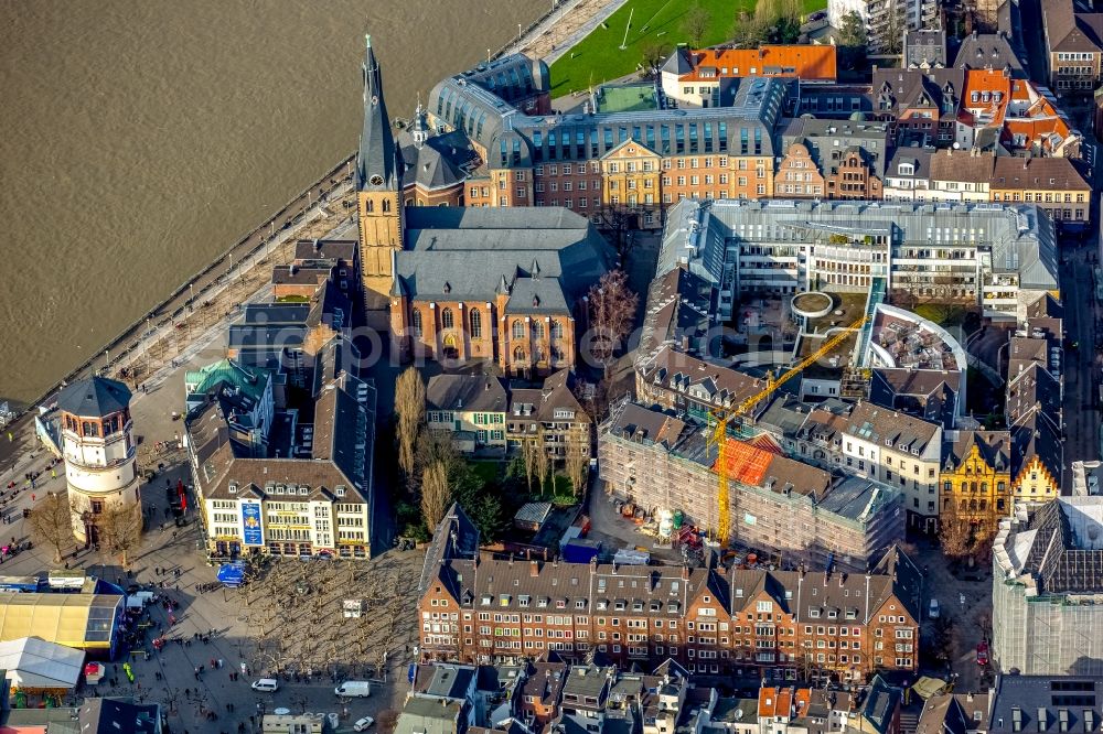 Aerial image Düsseldorf - Church building of Saint Lambertus and the castle tower on the Burgplatz square on the riverbank of the Rhine in the historic town- center of Duesseldorf in the state of North Rhine-Westphalia