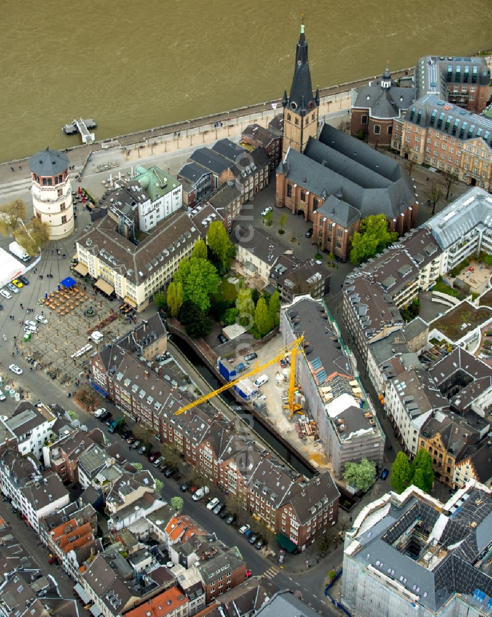 Aerial image Düsseldorf - Church building of Saint Lambertus and the castle tower on the Burgplatz square on the riverbank of the Rhine in the historic town- center of Duesseldorf in the state of North Rhine-Westphalia