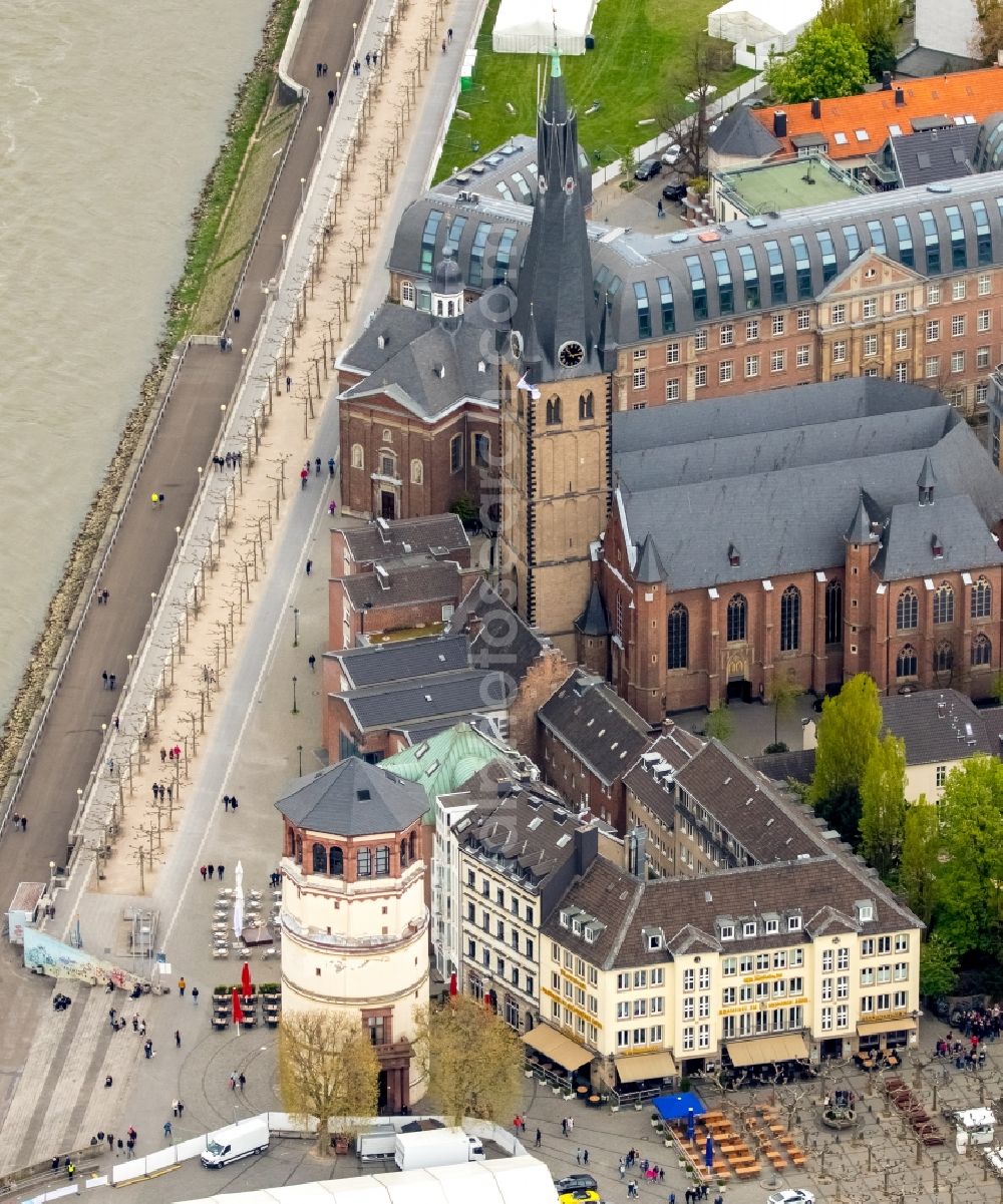 Aerial photograph Düsseldorf - Church building of Saint Lambertus and the castle tower on the Burgplatz square on the riverbank of the Rhine in the historic town- center of Duesseldorf in the state of North Rhine-Westphalia