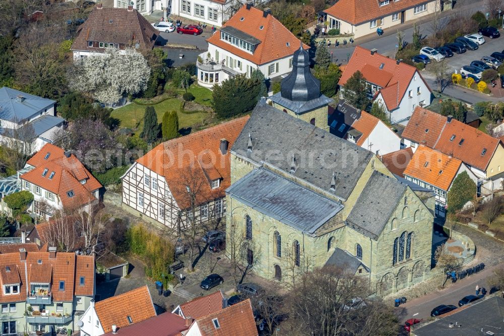 Aerial image Soest - Church building Sankt Maria to the Hoehe Am Hohnekirchhof in Soest in the state North Rhine-Westphalia, Germany