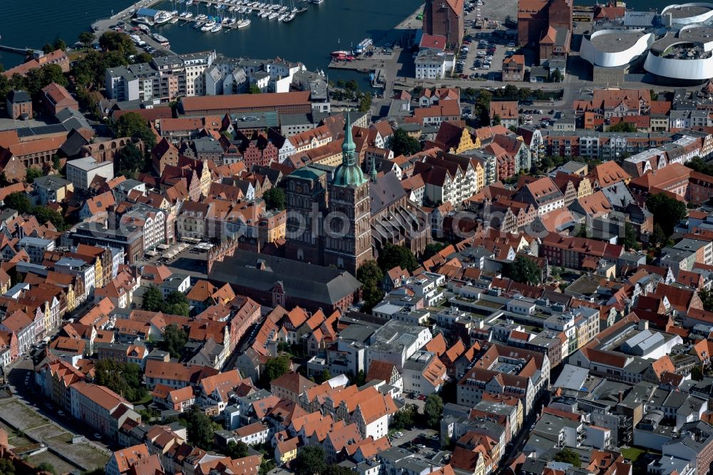 Stralsund from the bird's eye view: Church building Sankt Nikolai -Gemeinde in the district Andershof in Stralsund in the state Mecklenburg - Western Pomerania