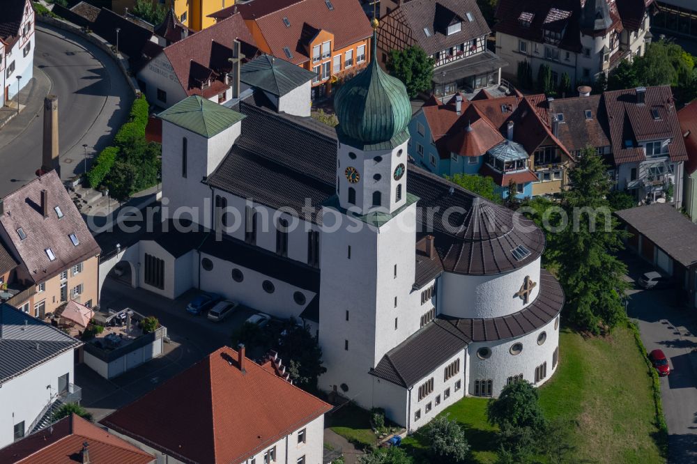 Stockach from the bird's eye view: Church building in Sankt Oswald Old Town- center of downtown on street Kirchhalde in Stockach in the state Baden-Wuerttemberg, Germany