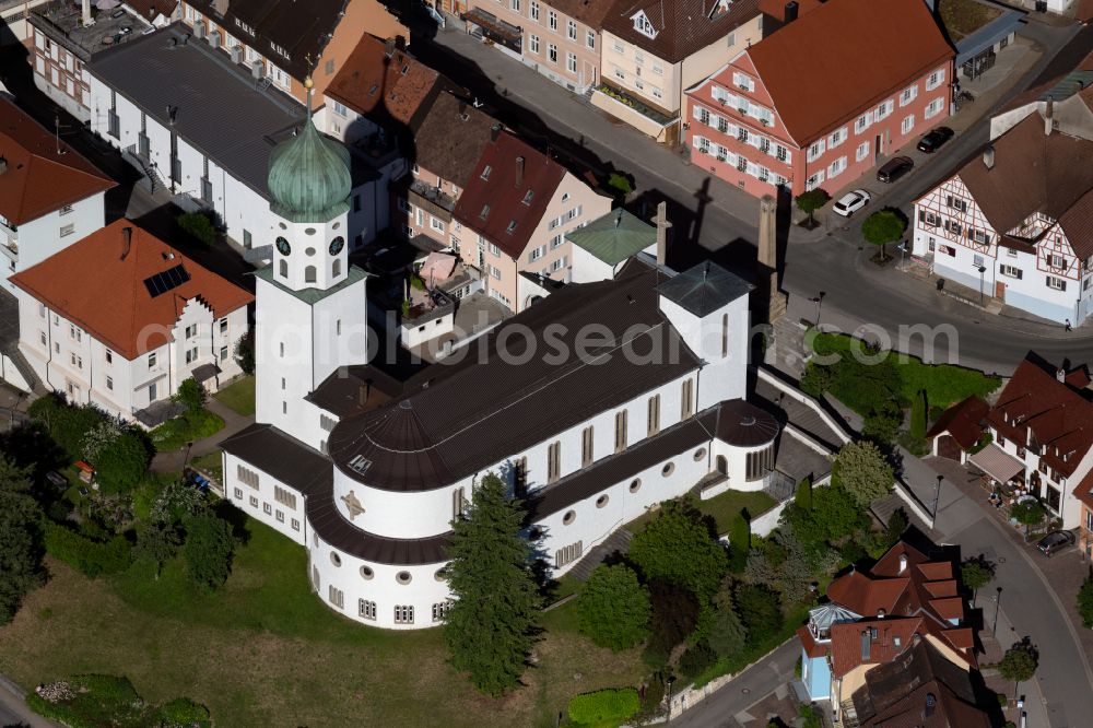 Aerial photograph Stockach - Church building in Sankt Oswald Old Town- center of downtown on street Kirchhalde in Stockach in the state Baden-Wuerttemberg, Germany