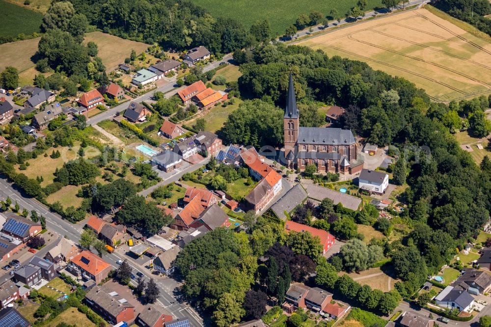 Vorhelm from the bird's eye view: Church building Sankt Pankratius Kirche in Vorhelm in the state North Rhine-Westphalia, Germany