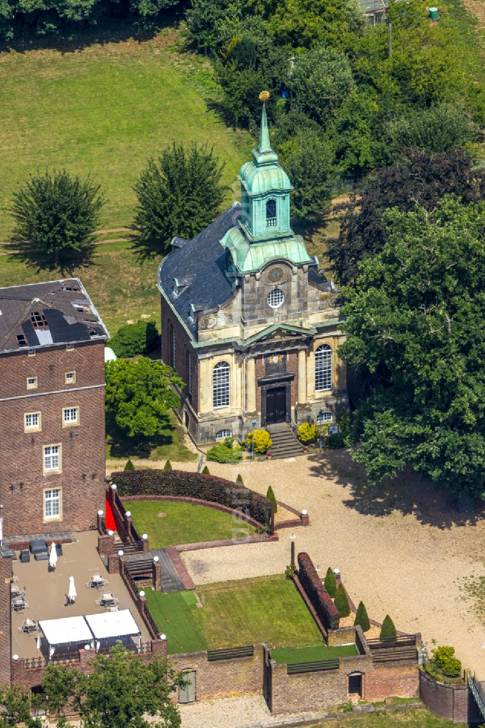 Wesel from the bird's eye view: Church building Schlosskirche Diersfordt in Wesel at Ruhrgebiet in the state North Rhine-Westphalia, Germany