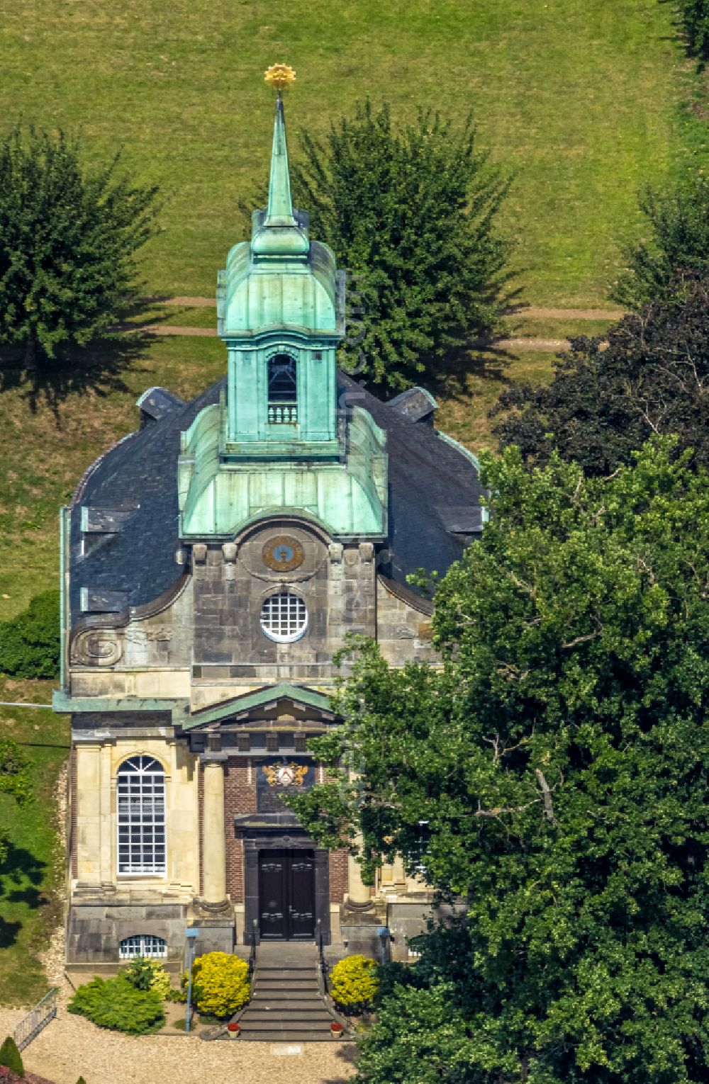 Aerial photograph Wesel - Church building Schlosskirche Diersfordt in Wesel at Ruhrgebiet in the state North Rhine-Westphalia, Germany