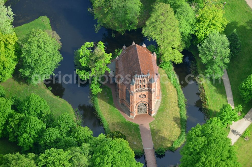 Aerial photograph Ludwigslust - Church building Castle Park Chapel in Ludwigslust in the state Mecklenburg - Western Pomerania