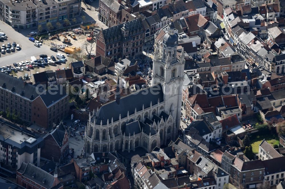 Halle from the bird's eye view: Church building Sint-Martinus Basiliek Halle Kardinaal on Cardijnstraat in Old Town- center of downtown in Halle in Vlaan deren, Belgium