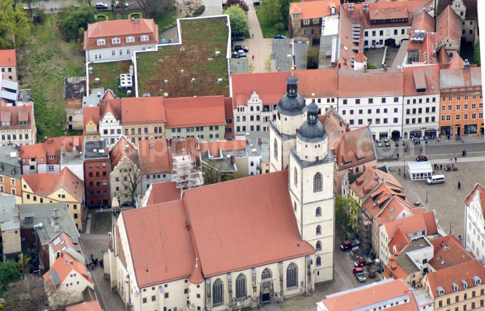 Aerial photograph Lutherstadt Wittenberg - Church building Stadtkirche St. Marien zu Wittenberg - colloquially known as Marienkirche in the old town center of the city center on Kirchplatz in Lutherstadt Wittenberg in the federal state of Saxony-Anhalt, Germany