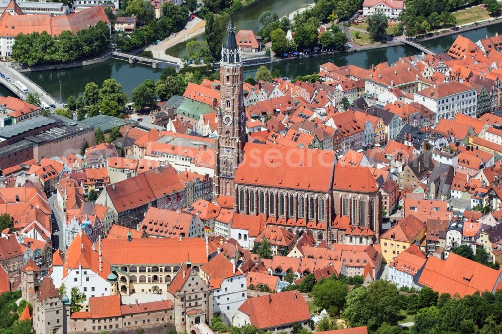 Landshut from the bird's eye view: Church building in Stadtpfarrkirche St. Martin on Kirchgasse Old Town- center of downtown in Landshut in the state Bavaria, Germany