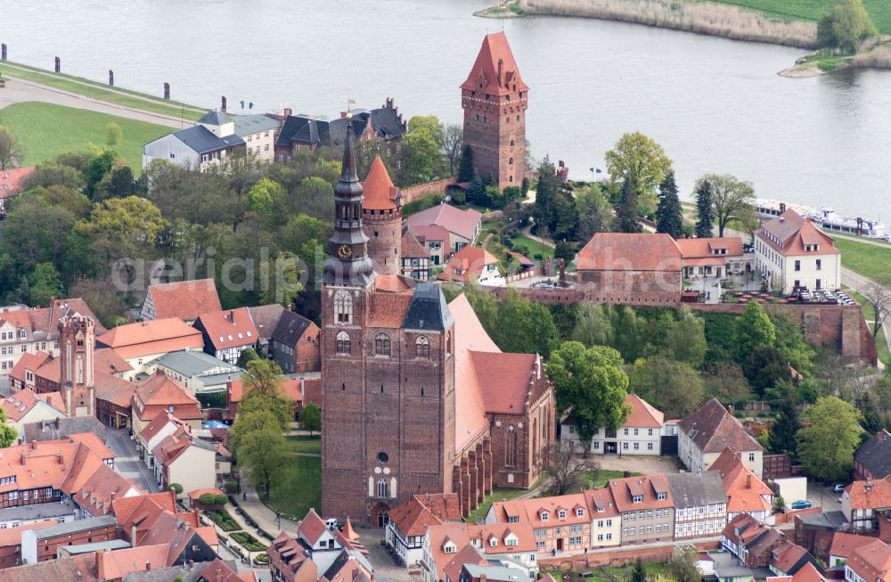 Tangermünde from the bird's eye view: Church building in St. Stephan Old Town- center of downtown in Tangermuende in the state Saxony-Anhalt