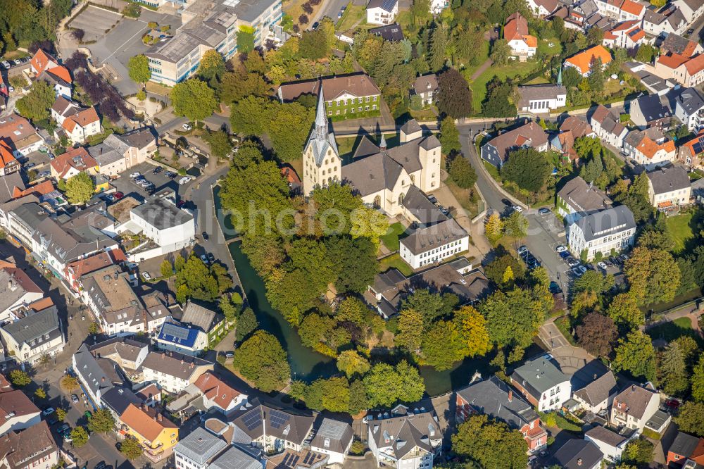 Geseke from the bird's eye view: Church building in Stiftskirche St. Cyriakus Old Town- center of downtown on street An der Abtei in Geseke in the state North Rhine-Westphalia, Germany