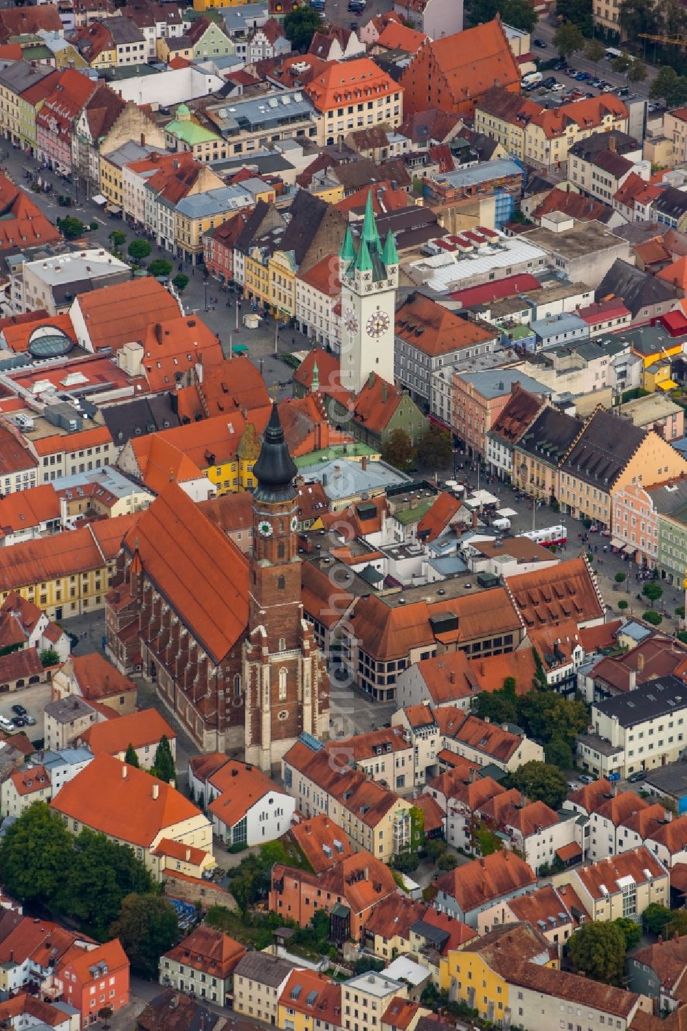 Aerial photograph Straubing - Church building in St.Jakob om Pfarrplatz Old Town- center of downtown in Straubing in the state Bavaria