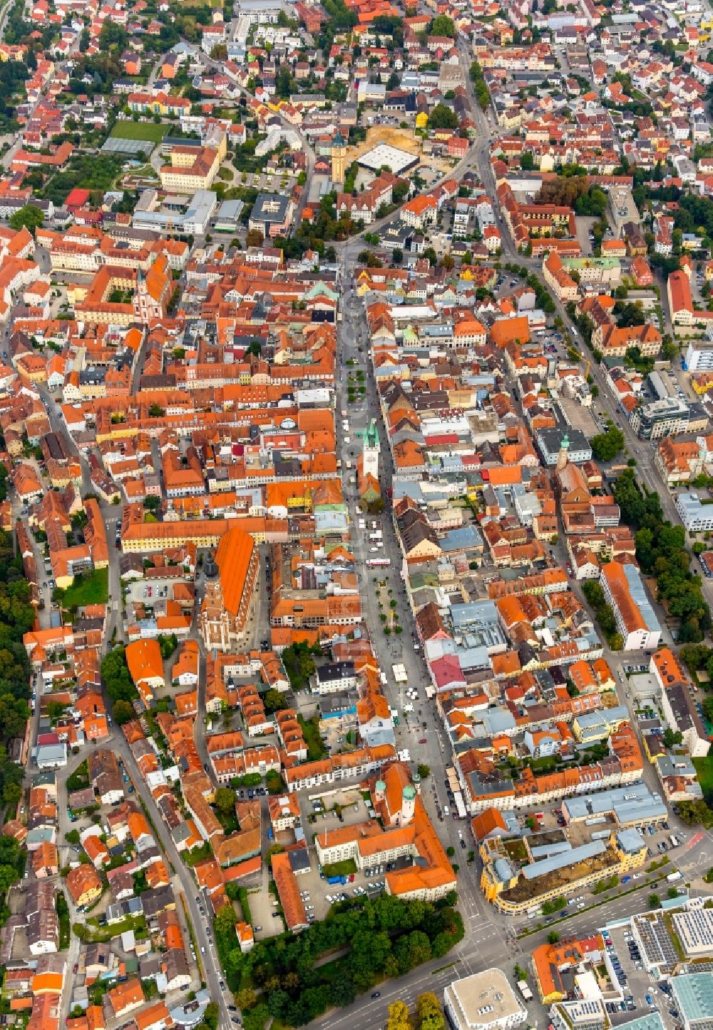 Straubing from the bird's eye view: Church building in St.Jakob om Pfarrplatz Old Town- center of downtown in Straubing in the state Bavaria