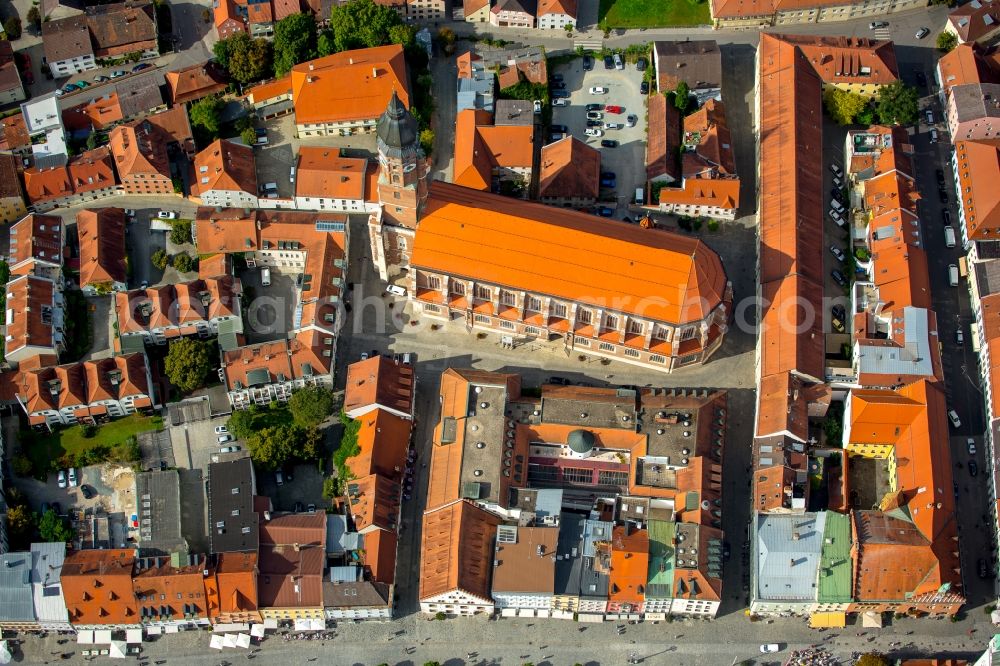 Straubing from the bird's eye view: Church building in St.Jakob om Pfarrplatz Old Town- center of downtown in Straubing in the state Bavaria